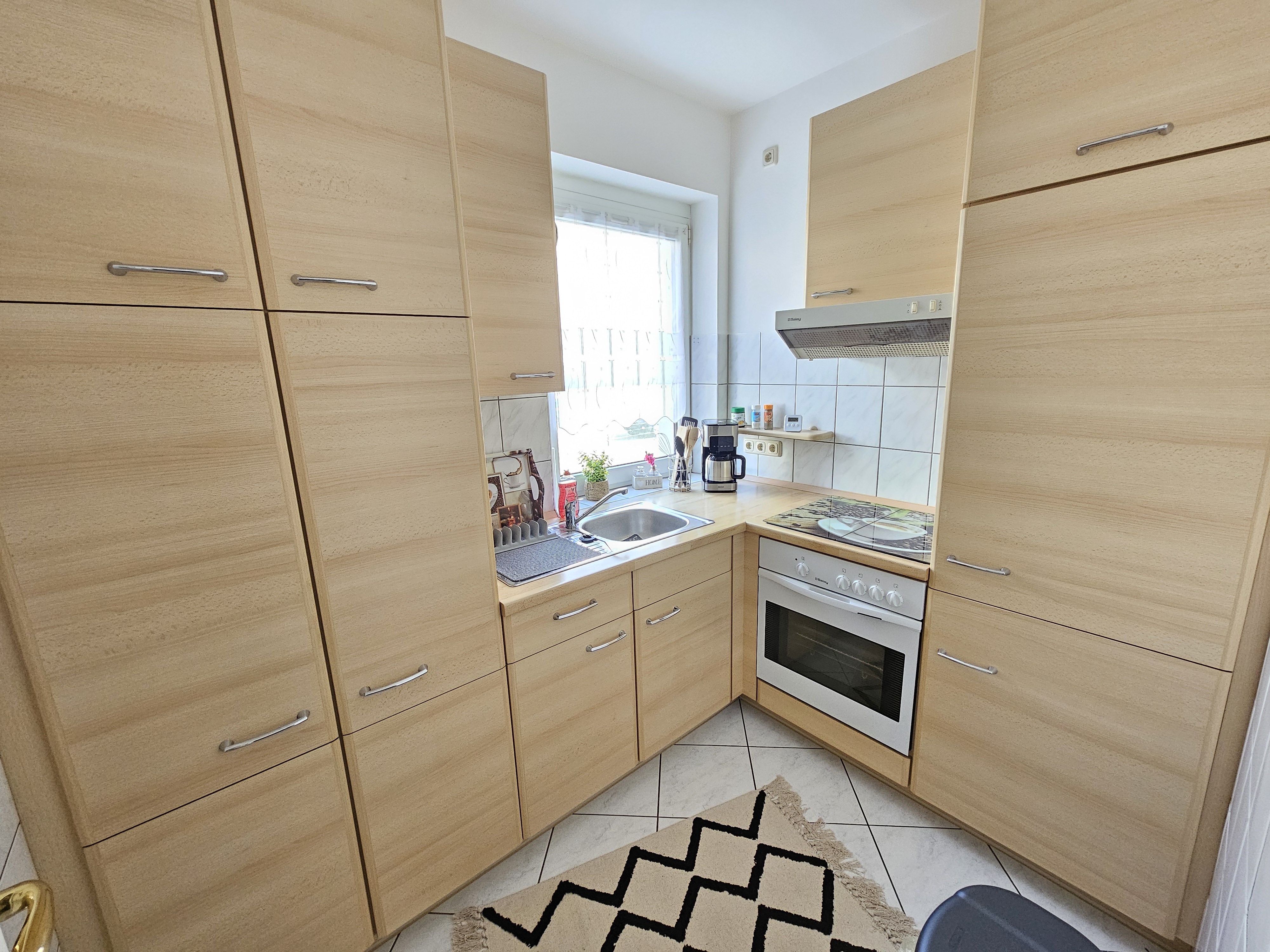 Separate Küche mit Cerankochfeld und Backofen
