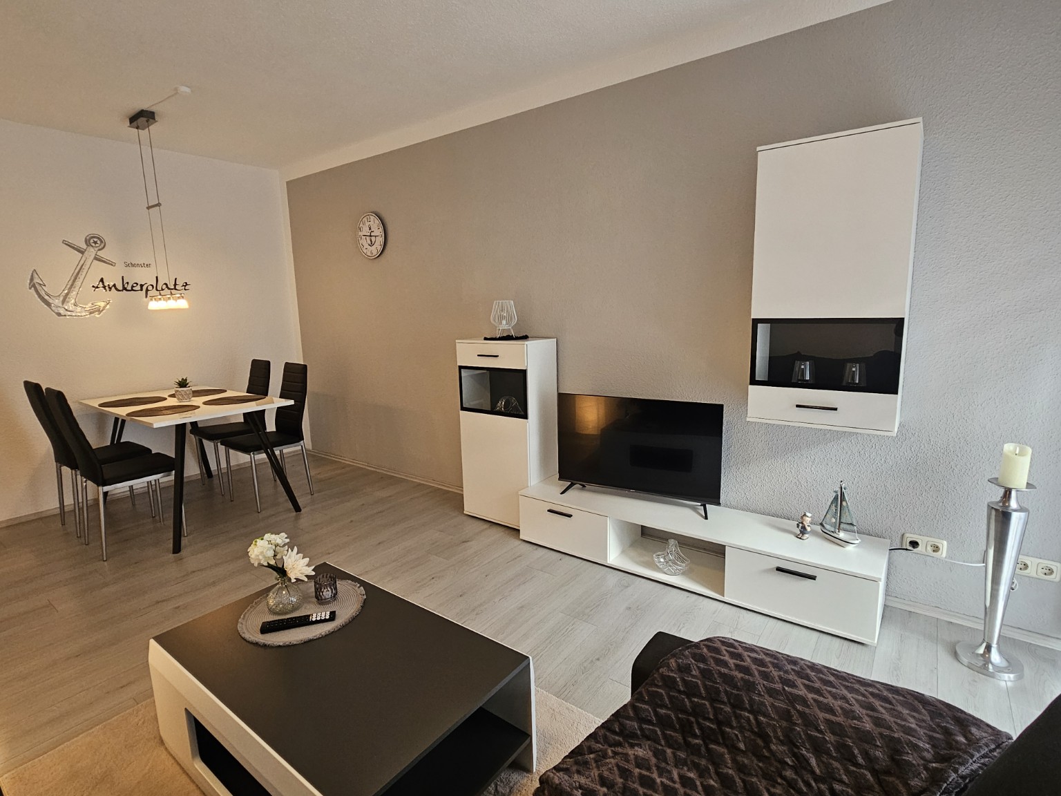 Wohnzimmer mit Kabel TV